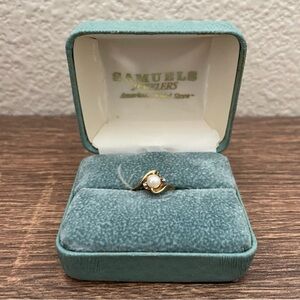 10k gold ring with 4mm pearl and two 1mm diamonds Size 6